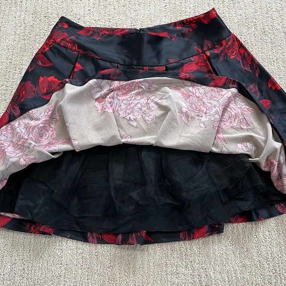 ❤️JS Collections Black & Rose Print Pleated Skirt Size 16 EUC🖤 - Picture 6 of 11